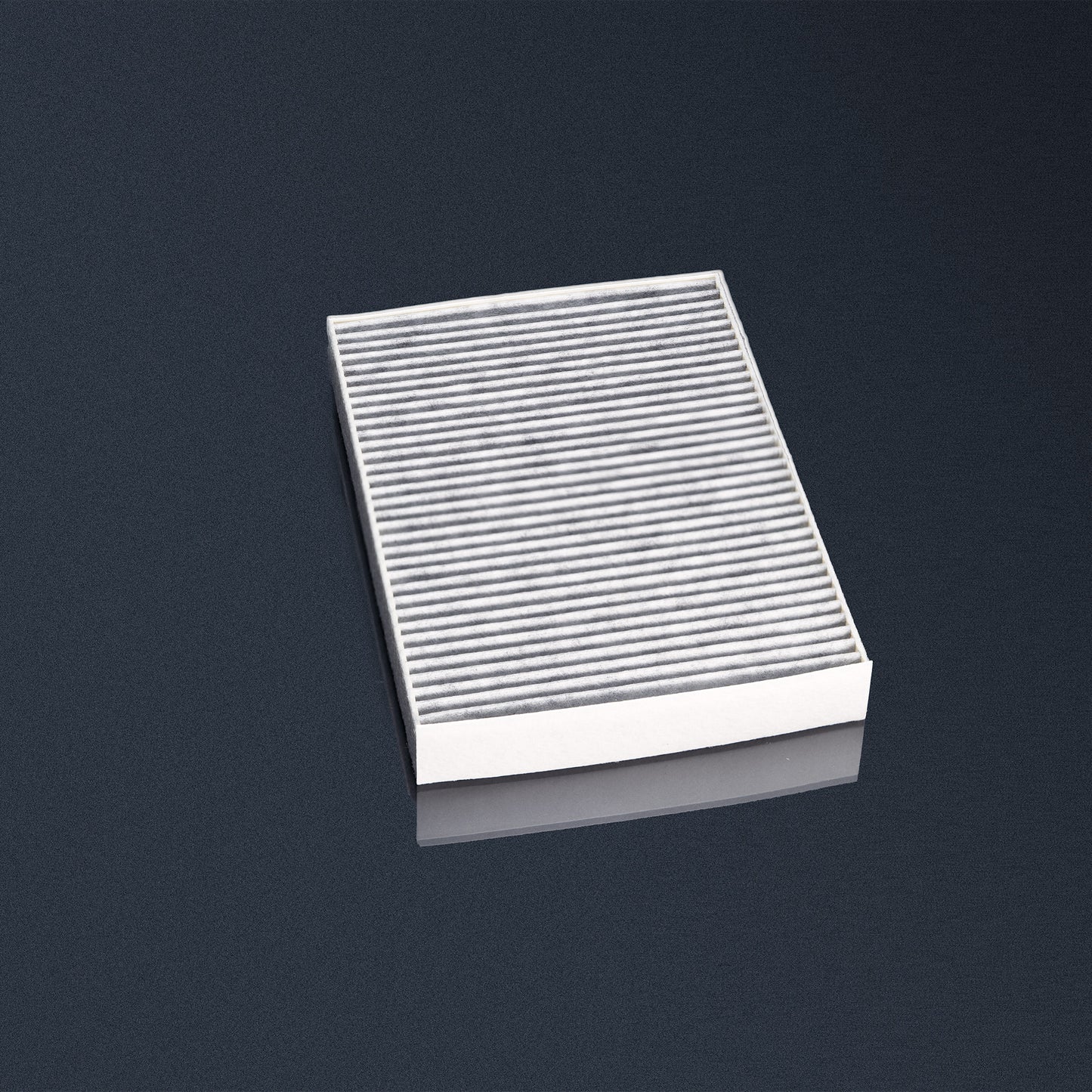 07eins Innenraumfilter / Kabinenluftfilter für Volkswagen TDI T5 (7H0819631 / 7H0 819 631) Der 07eins Innenraumfilter (Kabinenluftfilter) mit Aktivkohle schützt den Fahrer des Fahrzeugs vor Pollen, unerwünschten Partikeln oder schädlichen Abgasen. Der 07eins Innenraumfilter hat folgende Funktionen: Partikelfiltration: Entfernung von Partikeln wie Staub, Pollen (speziell für Allergiker), Ruß und anderen Schadstoffen, die in die Belüftungsanlage gelangen könnten.