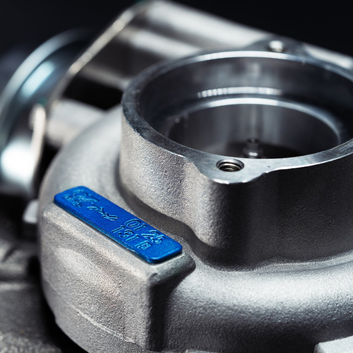 07eins Turbo-Check (Schadensanalyse) Sehr häufig findet sich die Schadensursache für Beschädigungen am Turbolader nicht im Bauteil selbst, sondern viel mehr in dessen direkter Arbeitsumgebung. Beispielsweise sorgen Korrosionsschäden im Abgaskrümmer und damit verbundene Partikel im Abgasstrom für einen erhöhten Verschleiß der Abgasturbinenschaufeln.