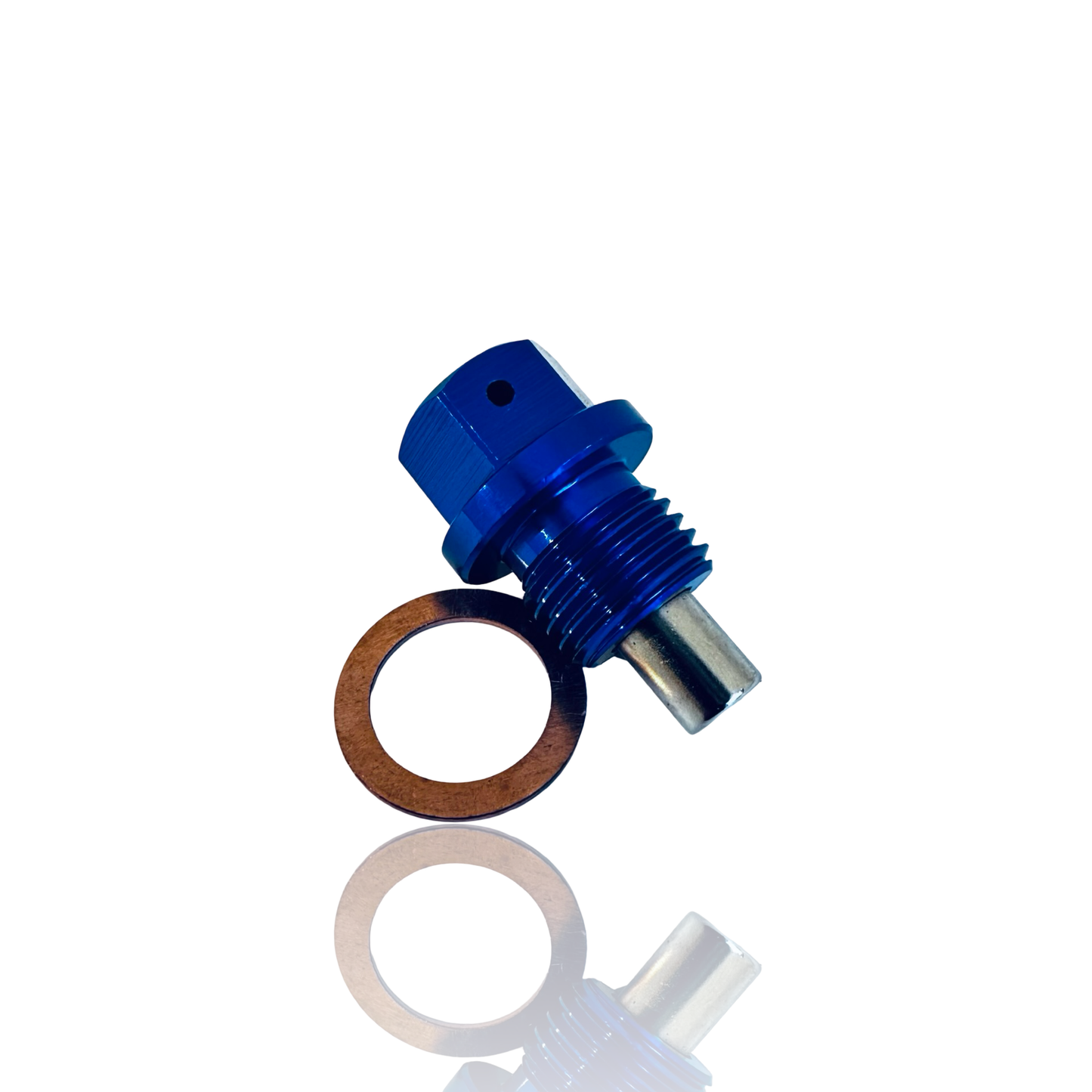 07eins MAGNETISCHE ÖLABLASSSCHRAUBE M14 X 1.5 (Aluminium, 07eins blau eloxiert)
Verlängert die Lebensdauer Deines Motors mit einer einfachen, aber effektiven Maßnahme. Unsere 07eins magnetische Ölablassschraube fängt feinste Metallspäne im Ölkreislauf auf, die vom normalen Ölfilter oft nicht erfasst werden.
Starker Magnet: Neodym-Magnet bindet zuverlässig metallischen Abrieb.
Hochwertiges Material: Eloxierte Aluminiumlegierung – korrosionsbeständig und hitzefest.