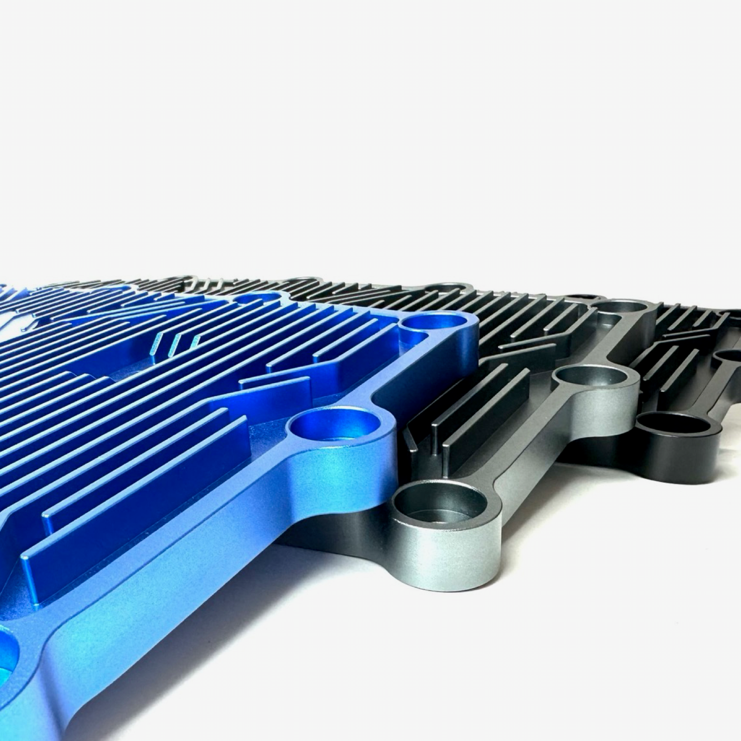Mehr thermische Reserve für Porsche 996/997/986/987: COREFLOW HX Ölwanne Motorsport. Dual-Lamellen-Wärmetauscherprinzip für zusätzliche Ölkühlung – ohne Leitungen. 2. Ablassschraube am Tiefpunkt.
Außenansicht - Detail Lamellen seitlich - 3 Farben (Cobaltblau, Titansilber und Carbonschwarz)