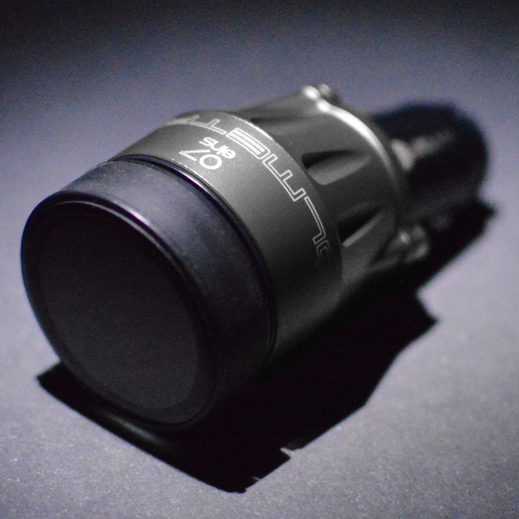 OILMETRIC Support de prise de courant de bord en argent titane. OILMETRIC est un système intelligent de surveillance de l'huile
avec capteur de température de la jauge d'huile et indicateur universel de température d'huile sans fil avec écran tactile.