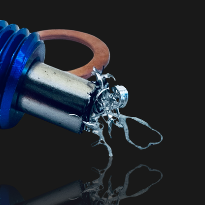 07eins MAGNETISCHE ÖLABLASSSCHRAUBE M14 X 1.5 (Aluminium, 07eins blau eloxiert)
Verlängert die Lebensdauer Deines Motors mit einer einfachen, aber effektiven Maßnahme. Unsere 07eins magnetische Ölablassschraube fängt feinste Metallspäne im Ölkreislauf auf, die vom normalen Ölfilter oft nicht erfasst werden.

Starker Magnet: Neodym-Magnet bindet zuverlässig metallischen Abrieb.
Hochwertiges Material: Eloxierte Aluminiumlegierung – korrosionsbeständig und hitzefest.
