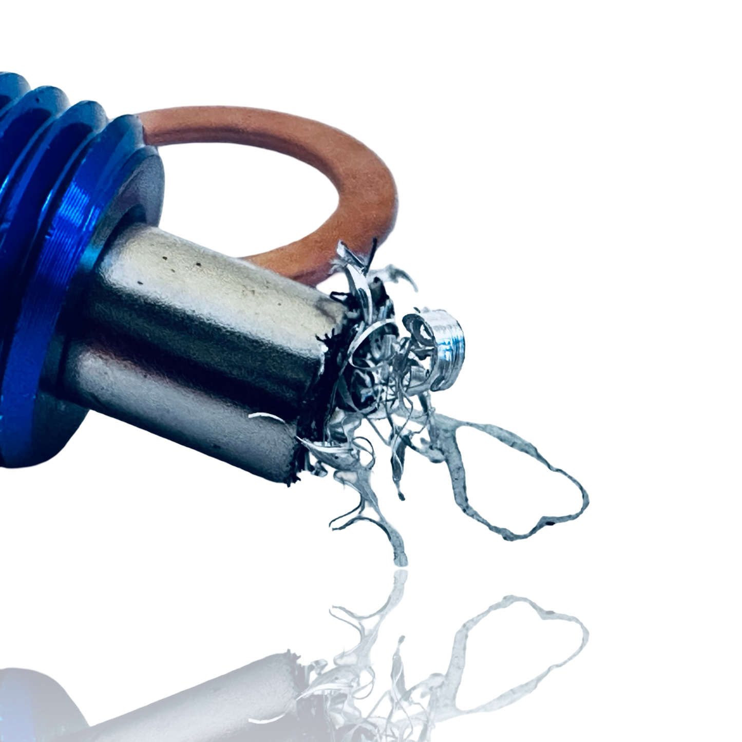 07eins MAGNETISCHE ÖLABLASSSCHRAUBE M14 X 1.5 (Aluminium, 07eins blau eloxiert)
Verlängert die Lebensdauer Deines Motors mit einer einfachen, aber effektiven Maßnahme. Unsere 07eins magnetische Ölablassschraube fängt feinste Metallspäne im Ölkreislauf auf, die vom normalen Ölfilter oft nicht erfasst werden.

Starker Magnet: Neodym-Magnet bindet zuverlässig metallischen Abrieb.
Hochwertiges Material: Eloxierte Aluminiumlegierung – korrosionsbeständig und hitzefest.