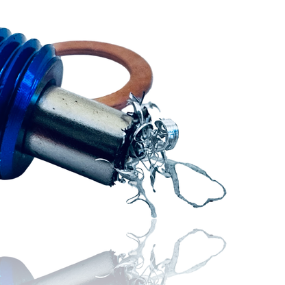 07eins MAGNETISCHE ÖLABLASSSCHRAUBE M14 X 1.5 (Aluminium, 07eins blau eloxiert)
Verlängert die Lebensdauer Deines Motors mit einer einfachen, aber effektiven Maßnahme. Unsere 07eins magnetische Ölablassschraube fängt feinste Metallspäne im Ölkreislauf auf, die vom normalen Ölfilter oft nicht erfasst werden.

Starker Magnet: Neodym-Magnet bindet zuverlässig metallischen Abrieb.
Hochwertiges Material: Eloxierte Aluminiumlegierung – korrosionsbeständig und hitzefest.