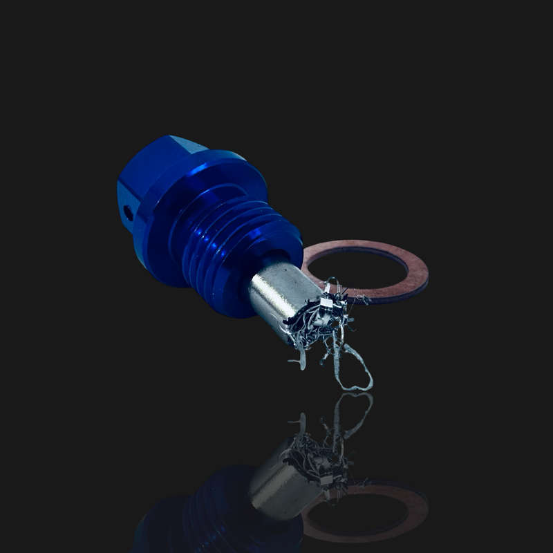07eins MAGNETISCHE ÖLABLASSSCHRAUBE M14 X 1.5 (Aluminium, 07eins blau eloxiert)
Verlängert die Lebensdauer Deines Motors mit einer einfachen, aber effektiven Maßnahme. Unsere 07eins magnetische Ölablassschraube fängt feinste Metallspäne im Ölkreislauf auf, die vom normalen Ölfilter oft nicht erfasst werden.

Starker Magnet: Neodym-Magnet bindet zuverlässig metallischen Abrieb.
Hochwertiges Material: Eloxierte Aluminiumlegierung – korrosionsbeständig und hitzefest.