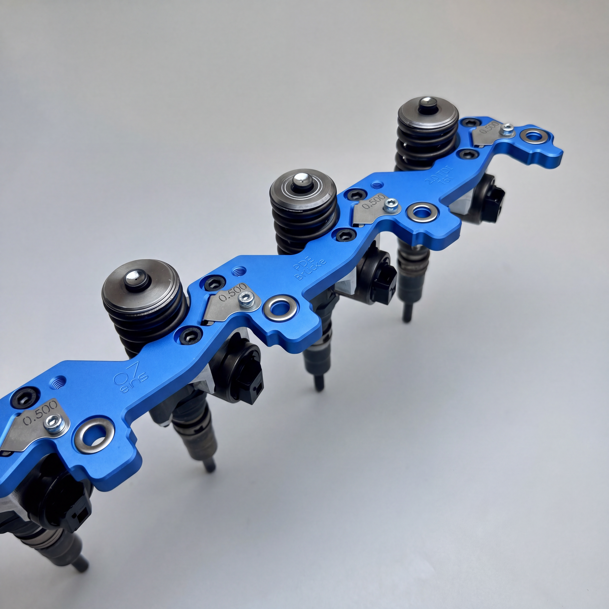 Original 07eins 16V PDE-Brücke Ultimate-Set für 2.0 TDI 16V mit Bosch-PDEs: 16V PDE-Brücke, Montage-Set, original VW Leitungssatz (modifiziert) & 4× verstärkte VITON-Dichtungen.