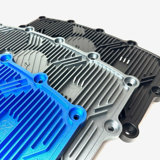 Mehr thermische Reserve für Porsche 996/997/986/987: COREFLOW HX Ölwanne Motorsport. Dual-Lamellen-Wärmetauscherprinzip für zusätzliche Ölkühlung – ohne Leitungen. 2. Ablassschraube am Tiefpunkt.
Außenansicht - Detail von oben - 3 Farben (Cobaltblau, Titansilber und Carbonschwarz)