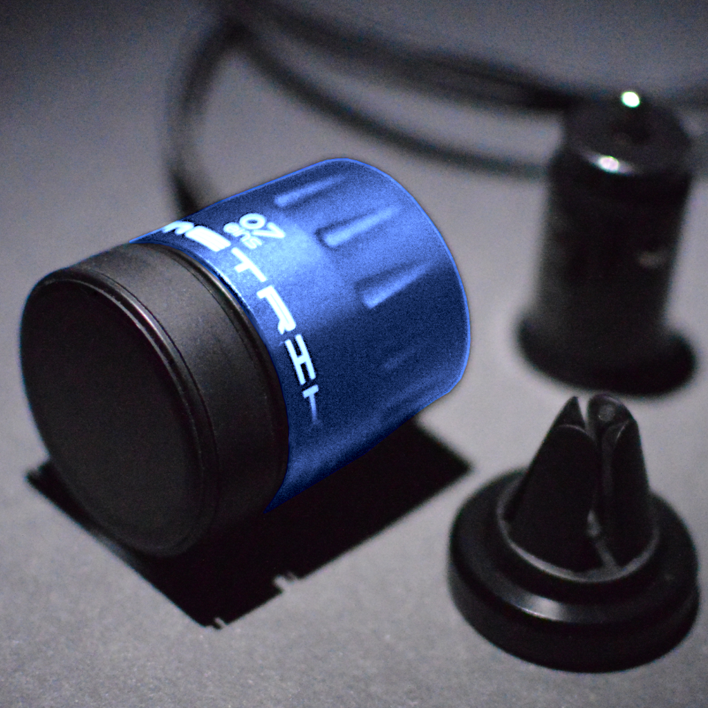 OILMETRIC Support à clip en bleu cobalt. OILMETRIC est un système intelligent de surveillance de l'huile
avec capteur de température de la jauge d'huile et indicateur universel de température d'huile sans fil avec écran tactile.