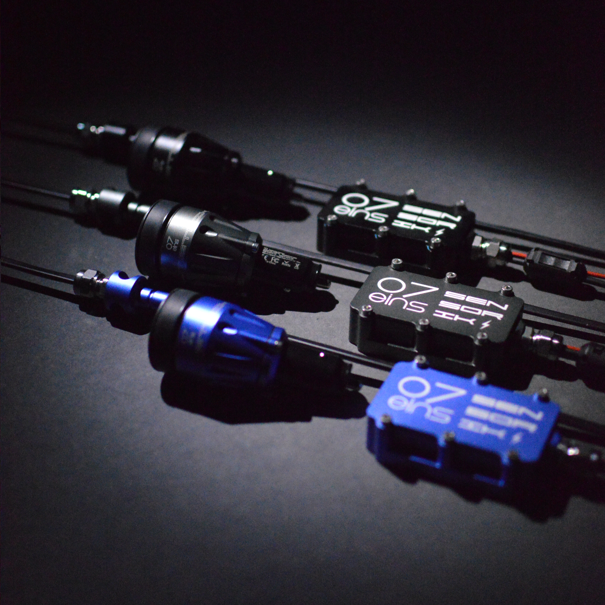 OILMETRIC Monitoring d'huile D2 pour prise de bord : module Plug and Sensor en bleu cobalt, noir carbone et argent titane