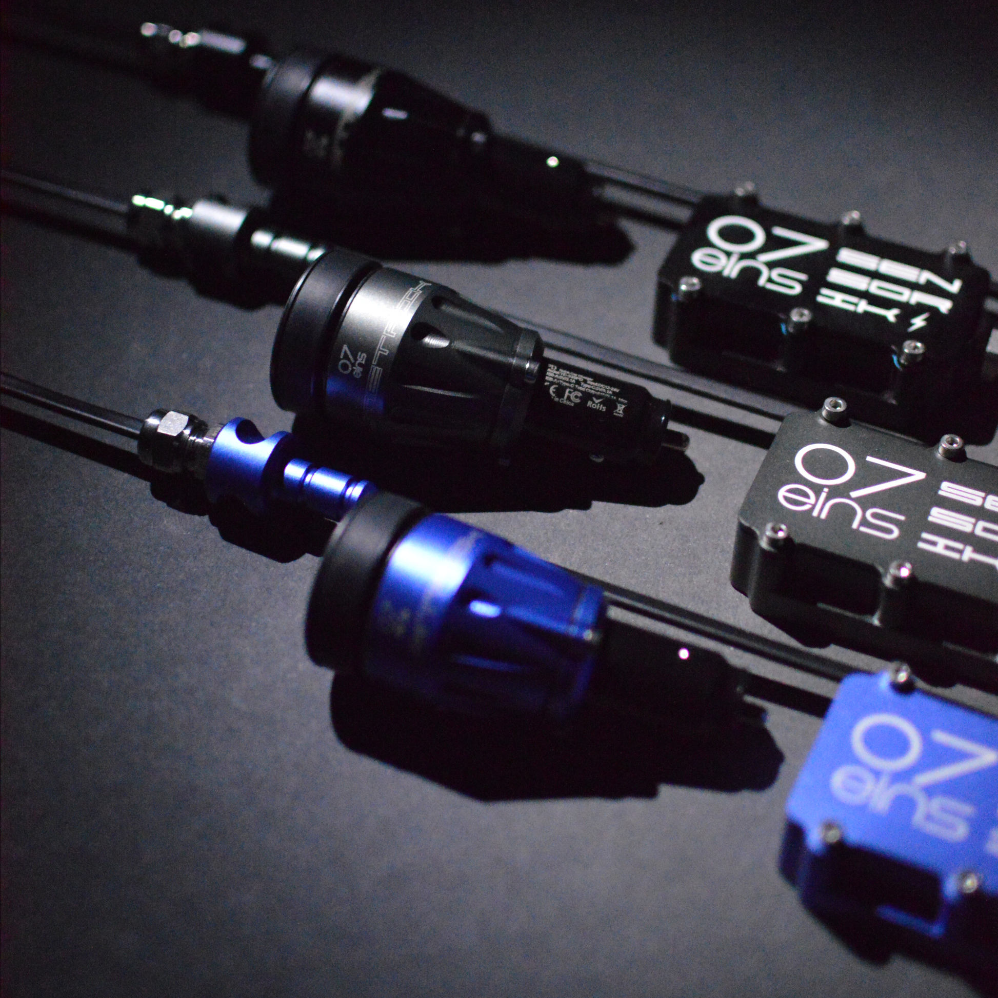 OILMETRIC Monitoring d'huile D2 pour prise de bord : module Plug and Sensor en bleu cobalt, noir carbone et argent titane