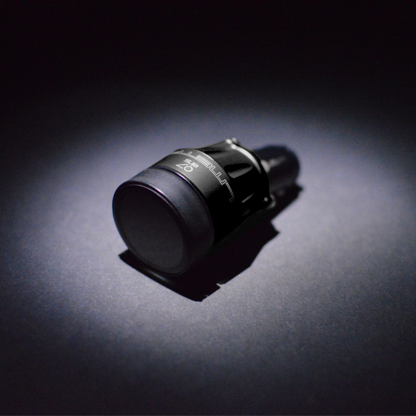 OILMETRIC Support de prise de courant de bord en noir carbone. OILMETRIC est un système intelligent de surveillance de l'huile
avec capteur de température de la jauge d'huile et indicateur universel de température d'huile sans fil avec écran tactile.