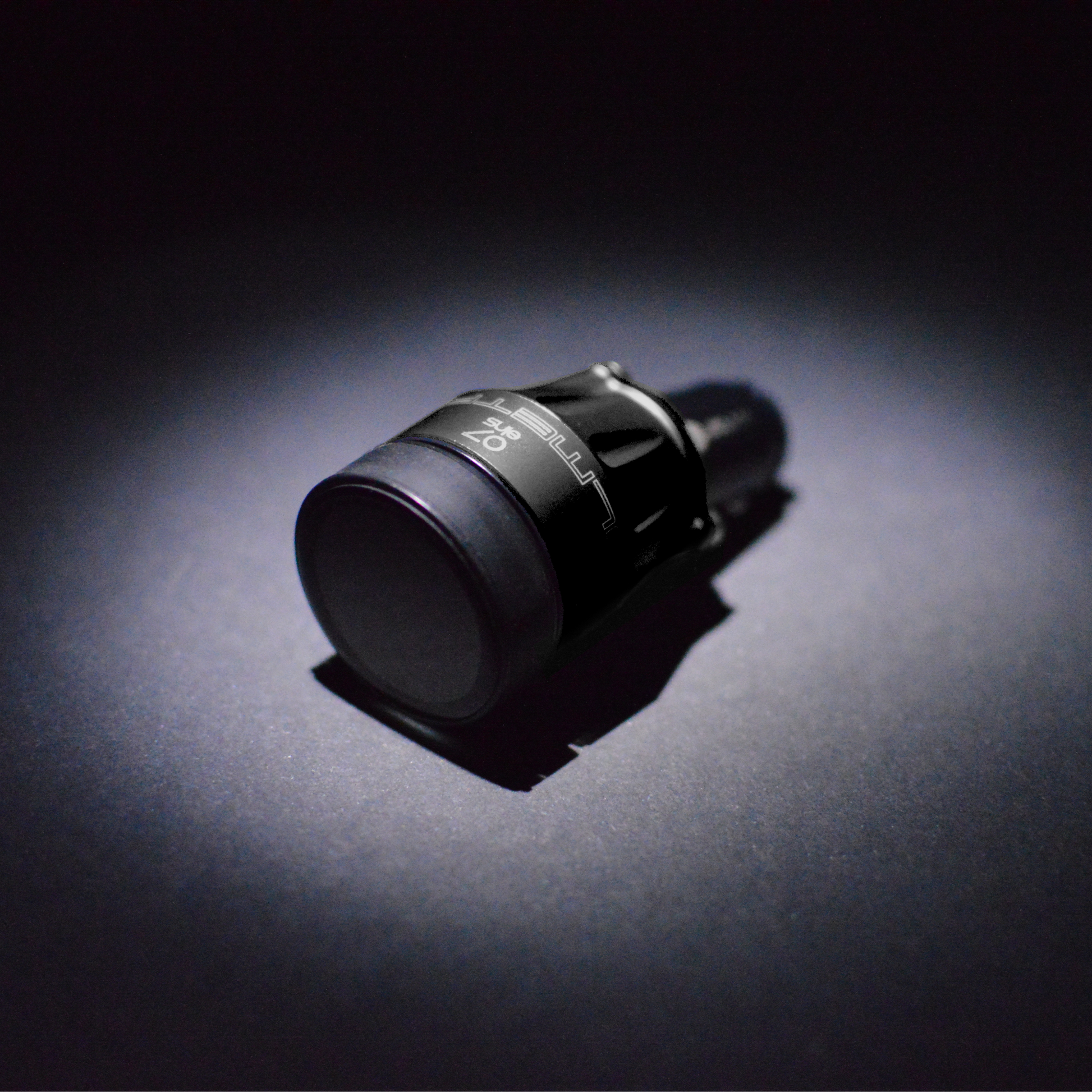 OILMETRIC Support de prise de courant de bord en noir carbone. OILMETRIC est un système intelligent de surveillance de l'huile
avec capteur de température de la jauge d'huile et indicateur universel de température d'huile sans fil avec écran tactile.