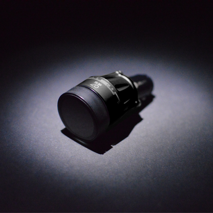 OILMETRIC Support de prise de courant de bord en noir carbone. OILMETRIC est un système intelligent de surveillance de l'huile
avec capteur de température de la jauge d'huile et indicateur universel de température d'huile sans fil avec écran tactile.