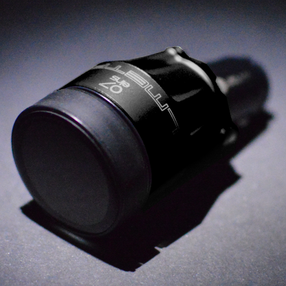 OILMETRIC Support de prise de courant de bord en noir carbone. OILMETRIC est un système intelligent de surveillance de l'huile
avec capteur de température de la jauge d'huile et indicateur universel de température d'huile sans fil avec écran tactile.