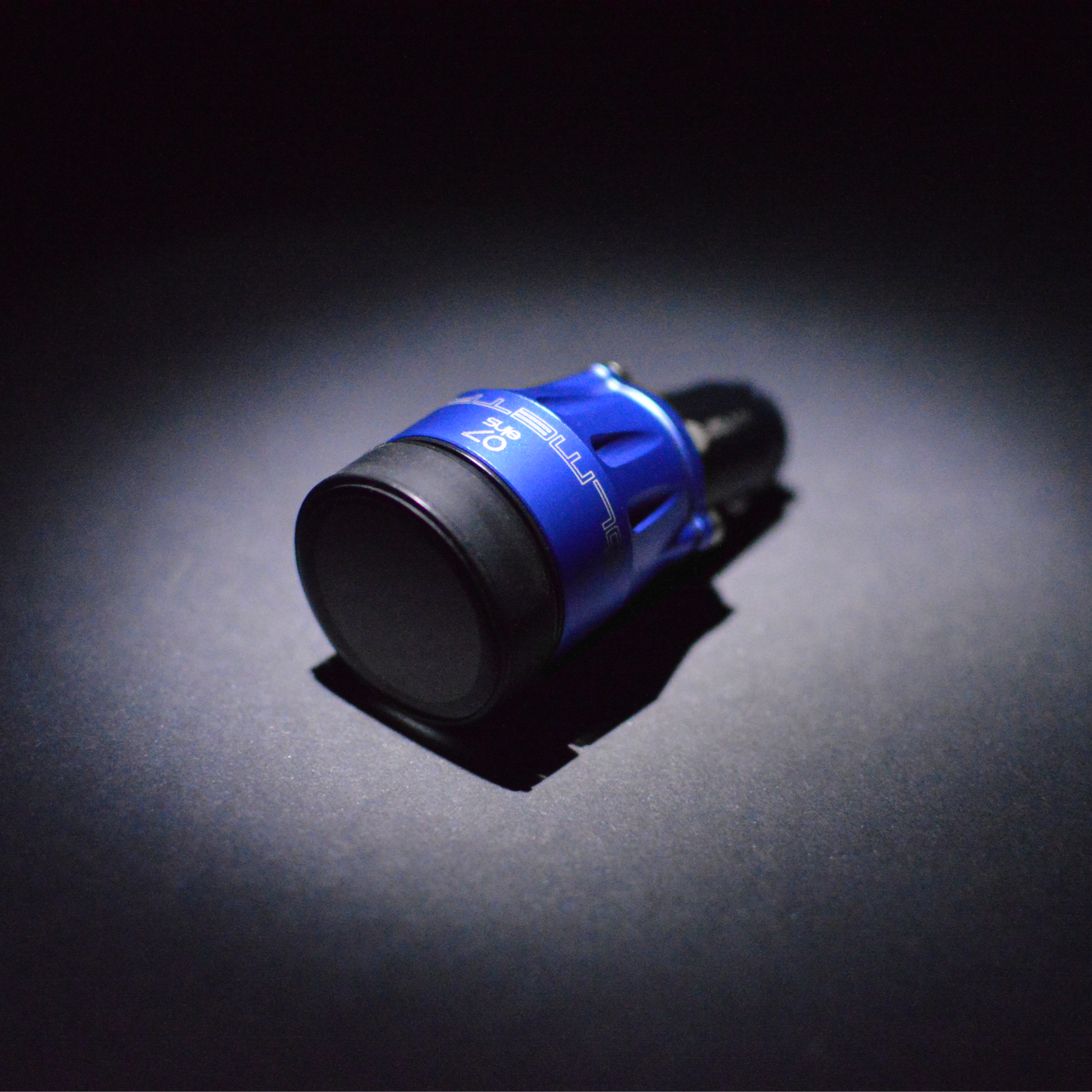 OILMETRIC Support de prise de courant de bord en bleu cobalt. OILMETRIC est un système intelligent de surveillance de l'huile
avec capteur de température de la jauge d'huile et indicateur universel de température d'huile sans fil avec écran tactile.