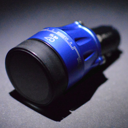 OILMETRIC Support de prise de courant de bord en bleu cobalt. OILMETRIC est un système intelligent de surveillance de l'huile
avec capteur de température de la jauge d'huile et indicateur universel de température d'huile sans fil avec écran tactile.