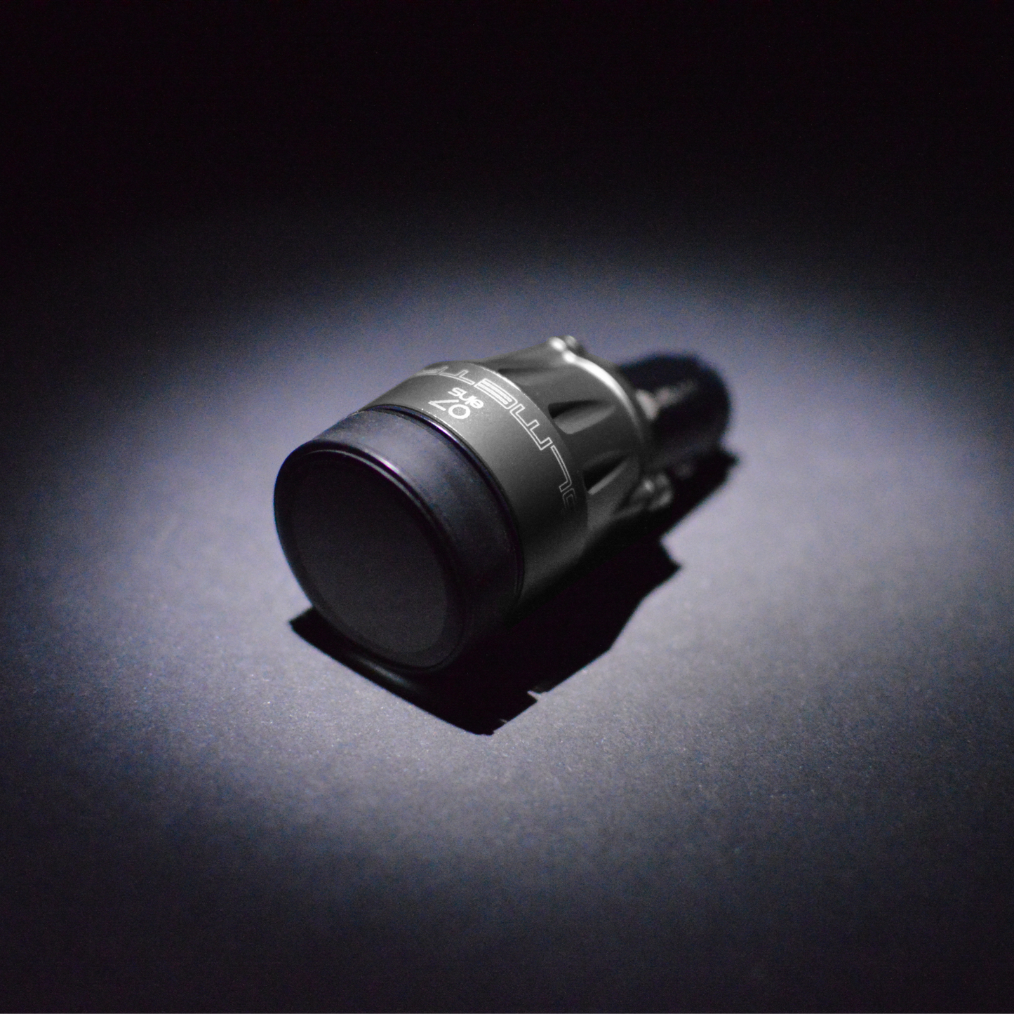 OILMETRIC Support de prise de courant de bord en argent titane. OILMETRIC est un système intelligent de surveillance de l'huile
avec capteur de température de la jauge d'huile et indicateur universel de température d'huile sans fil avec écran tactile.