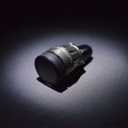 OILMETRIC Support de prise de courant de bord en argent titane. OILMETRIC est un système intelligent de surveillance de l'huile
avec capteur de température de la jauge d'huile et indicateur universel de température d'huile sans fil avec écran tactile.