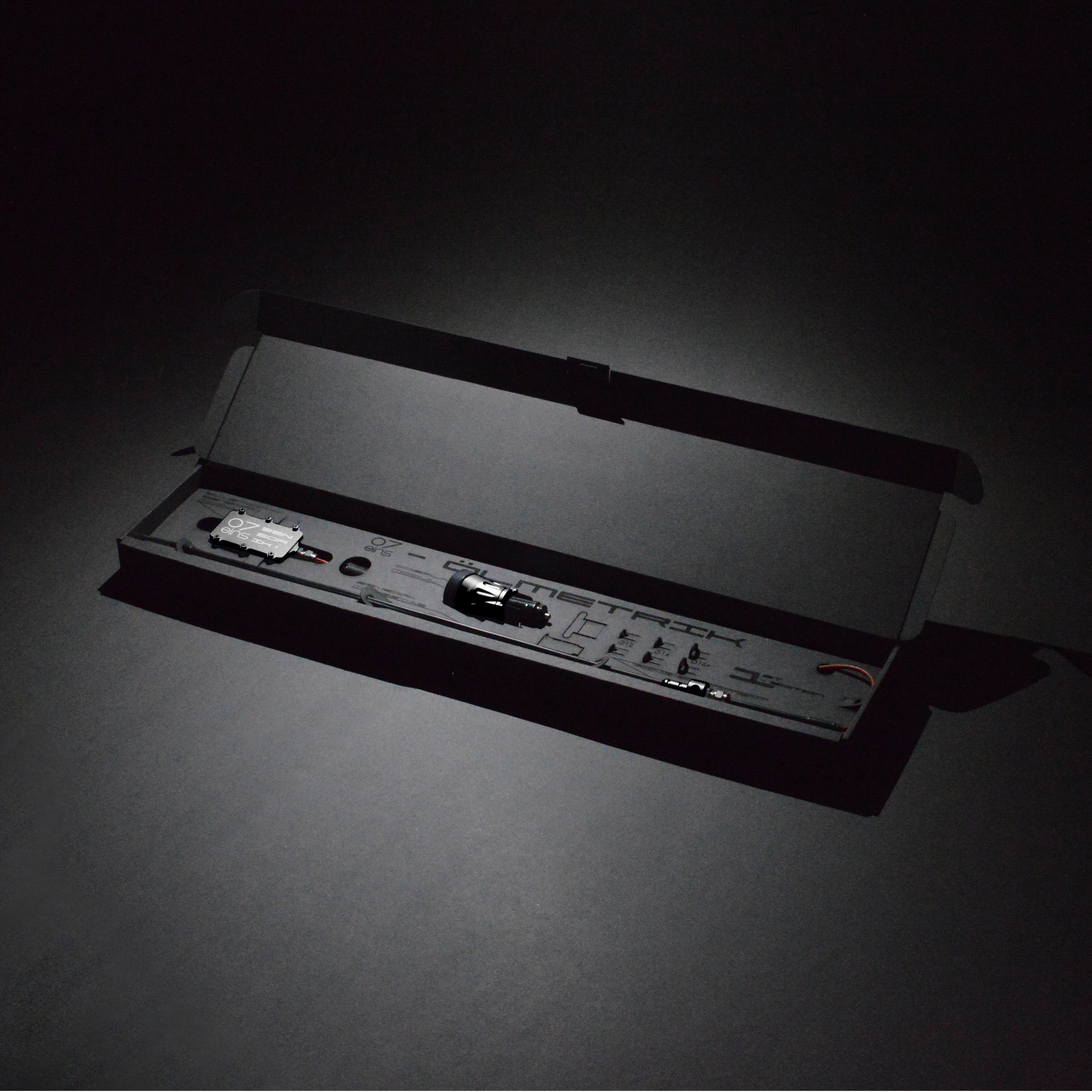 OILMETRIC Moniteur d'huile D2 pour prise de bord en noir carbone dans un emballage noble ouvert