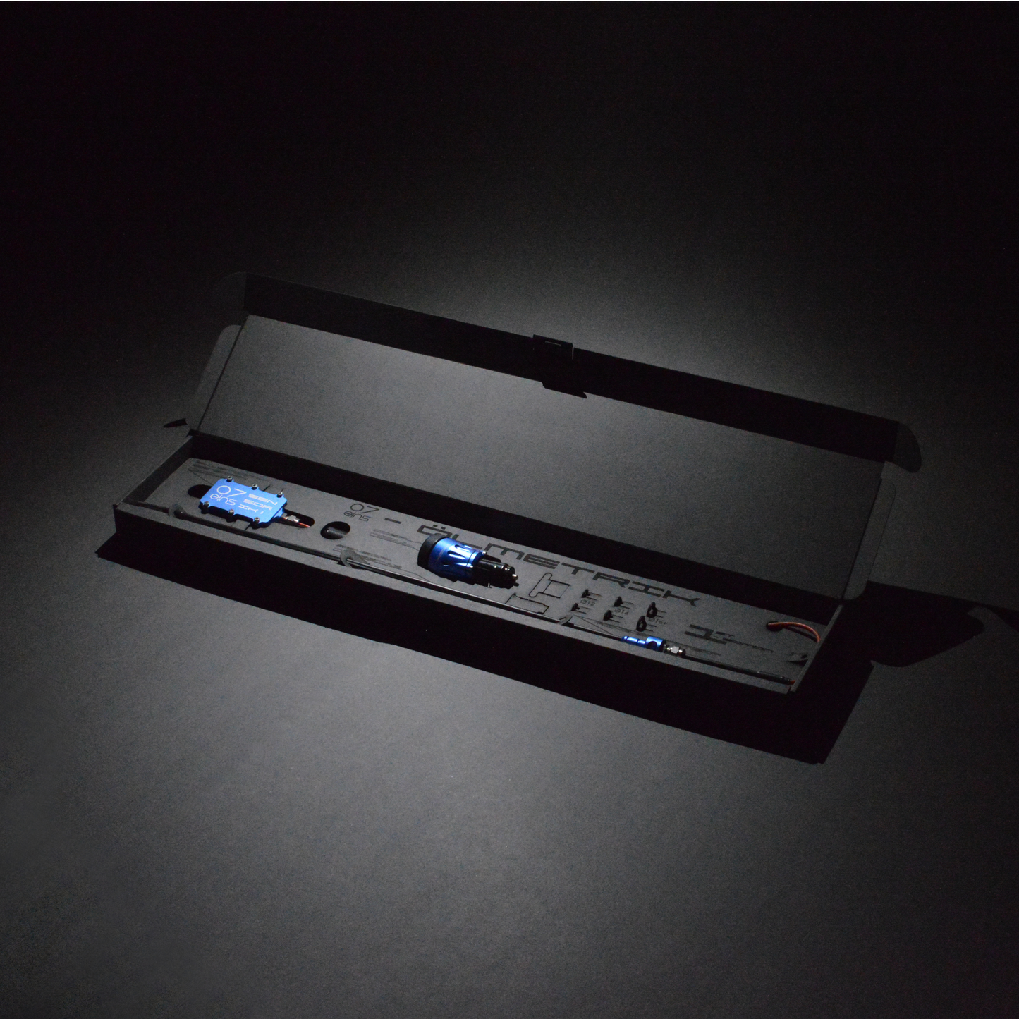 OILMETRIC Moniteur d'huile D2 pour prise de bord en bleu cobalt dans un emballage noble ouvert