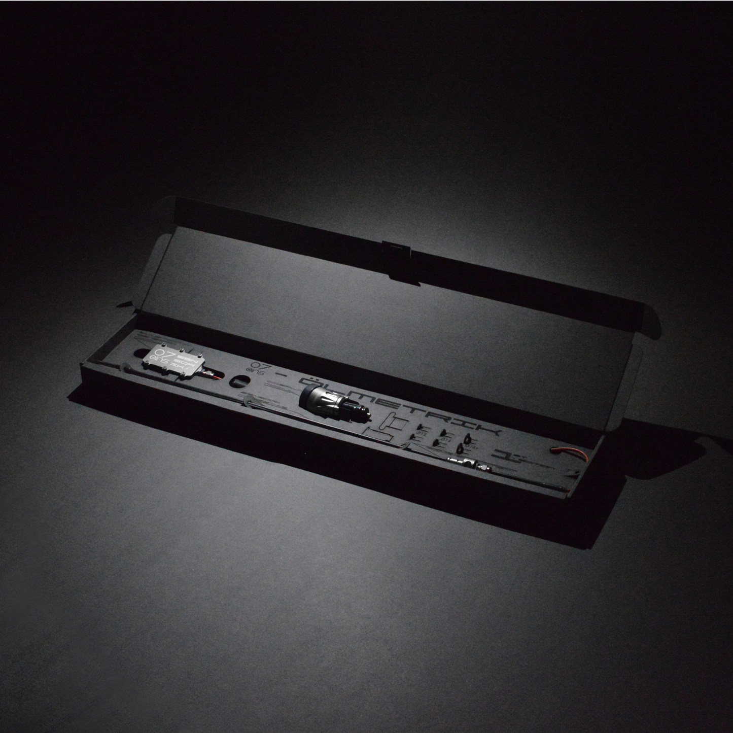 OILMETRIC Moniteur d'huile D2 pour prise de bord en argent titane dans un emballage noble ouvert