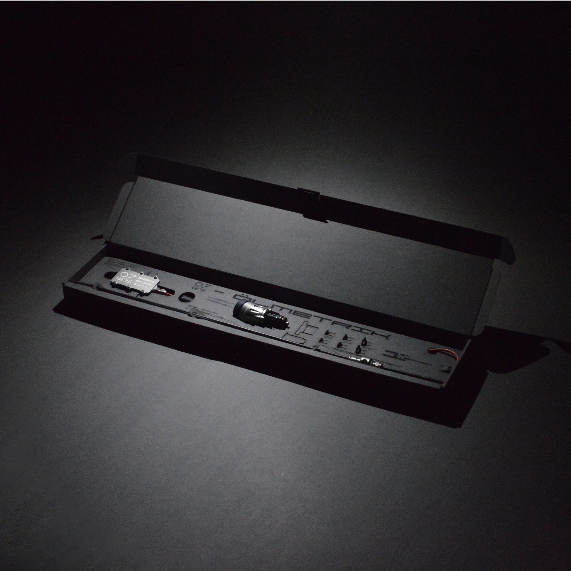 OILMETRIC Moniteur d'huile D2 pour prise de bord en argent titane dans un emballage noble ouvert