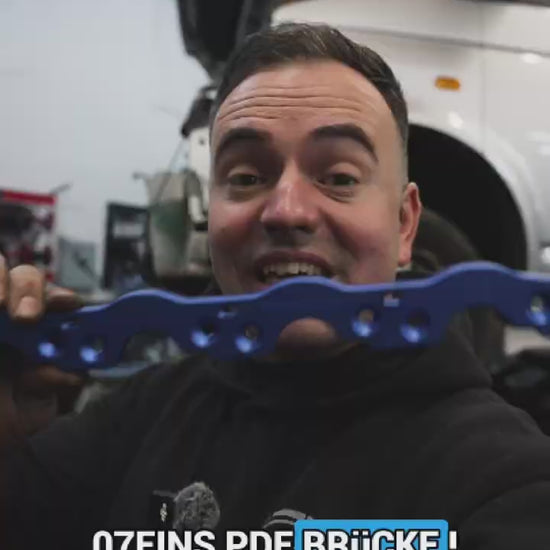 PDE-Brücke VW T5 2.5 TDI: Viele Fahrer bemerken erste Anzeichen eines PDE-Problems, ohne die Ursache sofort zu erkennen. Häufig treten nach einigen Minuten Fahrzeit Ruckeln, unruhiger Motorlauf, Leistungsverlust oder gelegentliches Ausgehen des Motors auf. Auch Startschwierigkeiten oder eine auffällige Rauchentwicklung können Hinweise sein.
Eine frühzeitige Diagnose und Stabilisierung des PDE-Elements verhindert, dass aus kleineren Symptomen ein teurer Schaden entsteht.