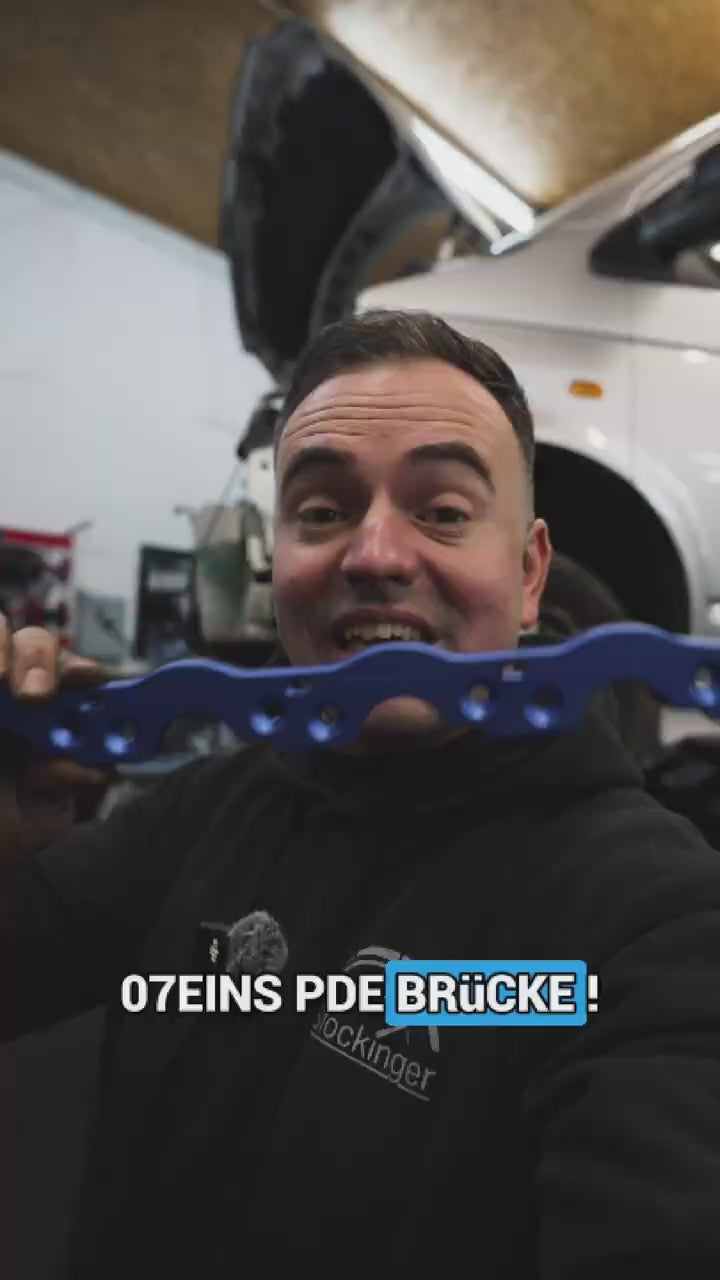 PDE-Brücke VW T5 2.5 TDI: Viele Fahrer bemerken erste Anzeichen eines PDE-Problems, ohne die Ursache sofort zu erkennen. Häufig treten nach einigen Minuten Fahrzeit Ruckeln, unruhiger Motorlauf, Leistungsverlust oder gelegentliches Ausgehen des Motors auf. Auch Startschwierigkeiten oder eine auffällige Rauchentwicklung können Hinweise sein.
Eine frühzeitige Diagnose und Stabilisierung des PDE-Elements verhindert, dass aus kleineren Symptomen ein teurer Schaden entsteht.
