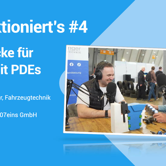 PDE-Brücke VW T5 2.5 TDI: In diesem Video aus der 07eins-Reihe „So funktioniert’s“ erklärt Simon Schoßböck, wie die Original PDE-Brücke von 07eins entstanden ist und wie ihre Wirkweise funktioniert.
Es geht um die Entwicklung der ersten PDE-Brücken, um Materialwahl und Konstruktion, um Toleranzen im Zylinderkopf, um Einlaufspuren an den Pumpe-Düse-Elementen und um die eigentliche Undichtigkeit, die später zu Diesel im Motoröl, sinkender Schmierfähigkeit und schweren Folgeschäden führen kann.