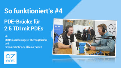 PDE-Brücke VW T5 2.5 TDI: In diesem Video aus der 07eins-Reihe „So funktioniert’s“ erklärt Simon Schoßböck, wie die Original PDE-Brücke von 07eins entstanden ist und wie ihre Wirkweise funktioniert.
Es geht um die Entwicklung der ersten PDE-Brücken, um Materialwahl und Konstruktion, um Toleranzen im Zylinderkopf, um Einlaufspuren an den Pumpe-Düse-Elementen und um die eigentliche Undichtigkeit, die später zu Diesel im Motoröl, sinkender Schmierfähigkeit und schweren Folgeschäden führen kann.