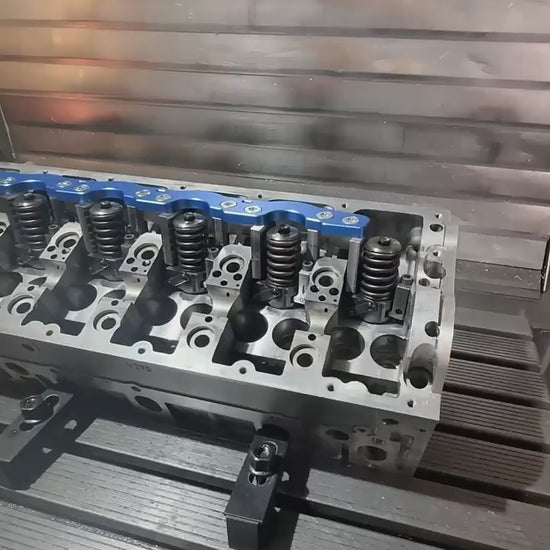 n diesem Video erklären wir die Hauptursache für Zylinderkopfschäden von Pumpe-Düse TDI-Motoren und deren Abhilfe durch die originalen 07eins PDE-Korpushalter.

Unsere präzise gefertigten 07eins PDE-Korpushalter sorgen durch eine gleichmäßige und damit optimale Halterung der Pumpe-düse-Elemente in TDI-Motoren und damit für eine optimale Abdichtung und langfristige Zuverlässigkeit im Motorraum. Die Lösung für alle TDI-Motoren der VW-Gruppe der Baujahre 1998 bis 2010.