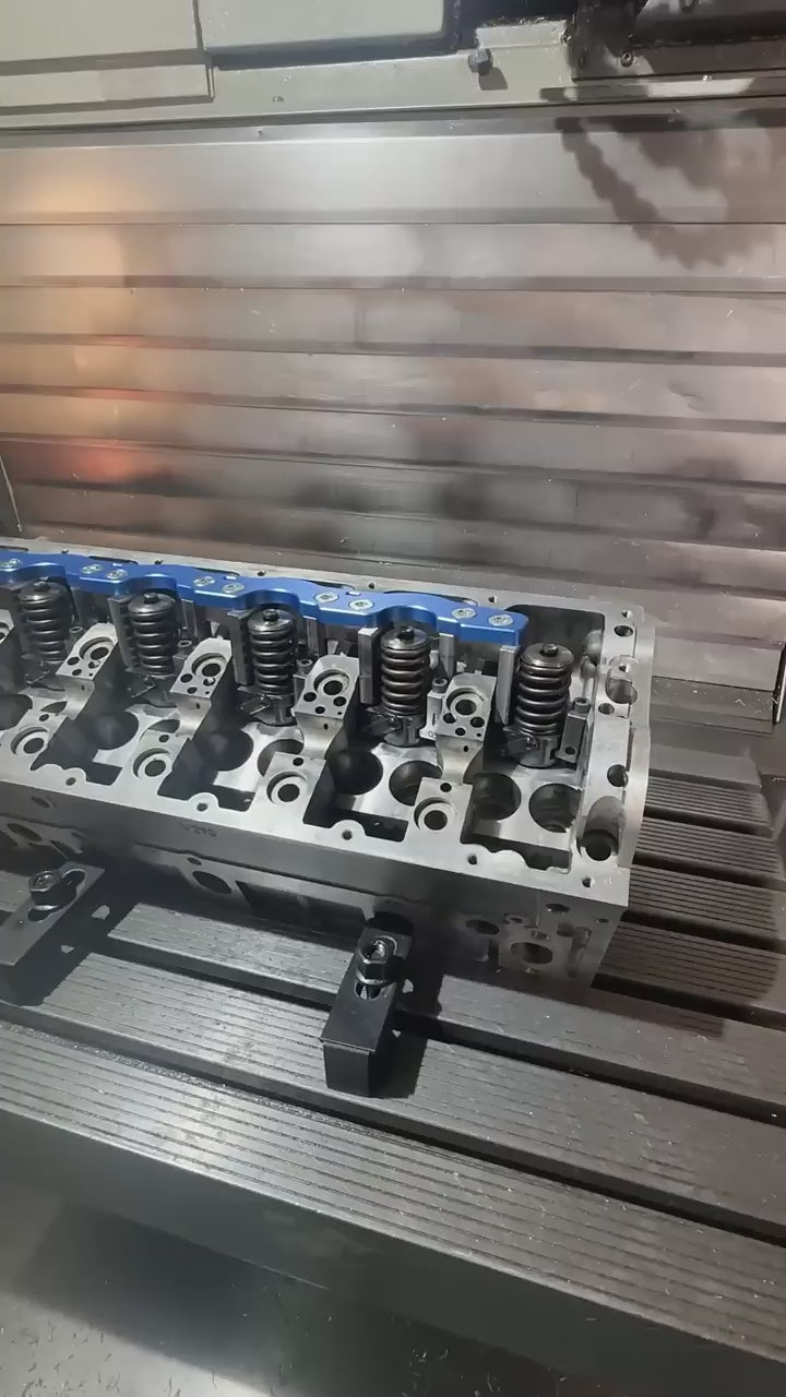 n diesem Video erklären wir die Hauptursache für Zylinderkopfschäden von Pumpe-Düse TDI-Motoren und deren Abhilfe durch die originalen 07eins PDE-Korpushalter.

Unsere präzise gefertigten 07eins PDE-Korpushalter sorgen durch eine gleichmäßige und damit optimale Halterung der Pumpe-düse-Elemente in TDI-Motoren und damit für eine optimale Abdichtung und langfristige Zuverlässigkeit im Motorraum. Die Lösung für alle TDI-Motoren der VW-Gruppe der Baujahre 1998 bis 2010.