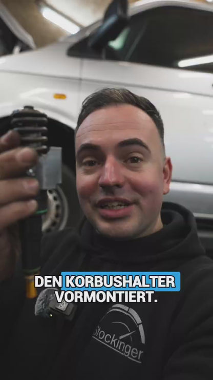 PDE-Korpushalter: Eine bekannte und weit verbreitete Schwachstelle bei bestimmten VW TDI-Motoren ist das Phänomen der "schräg einlaufenden PDEs". Dies beschreibt eine Situation, in der die PDE-Elemente im Laufe der Zeit nicht mehr exakt senkrecht in ihren vorgesehenen Sitzen im Zylinderkopf verbleiben. Stattdessen können sie sich leicht verkanten oder eine geringfügige Bewegung ausführen, die über die Betriebszeit hinweg zu mechanischem Verschleiß führt
DIE LÖSUNG des PDE-Problems:
ORIGINAL PDE-Korpushalter