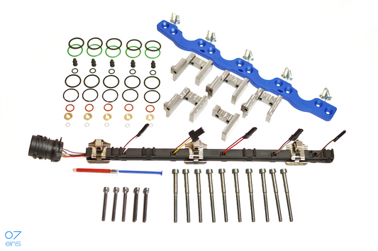 Das 07eins-"Ultimate"-Set besteht aus 1 x ORIGINAL PDE-Brücke, 5 x verstärkter VITON-Dichtungssatz, 1 x PDE-Leitungssatz / PDE-Kabelbaum und 1 x PDE-Montagesatz für 5-Zylinder für VW T5 2.5 TDI.
Die PDE-Brücke dient der Vorbeugung von Beschädigungen der Injektor-Dichtungssitze bei Pumpe-Düse-Motoren.